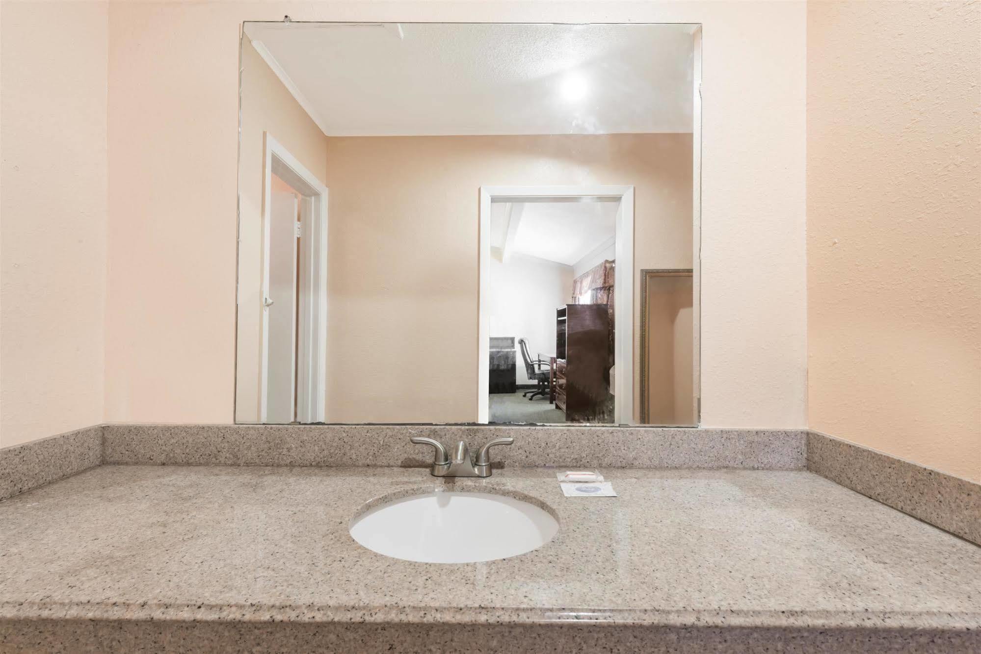 Oyo Hotel Lake Charles La I-10 Bagian luar foto